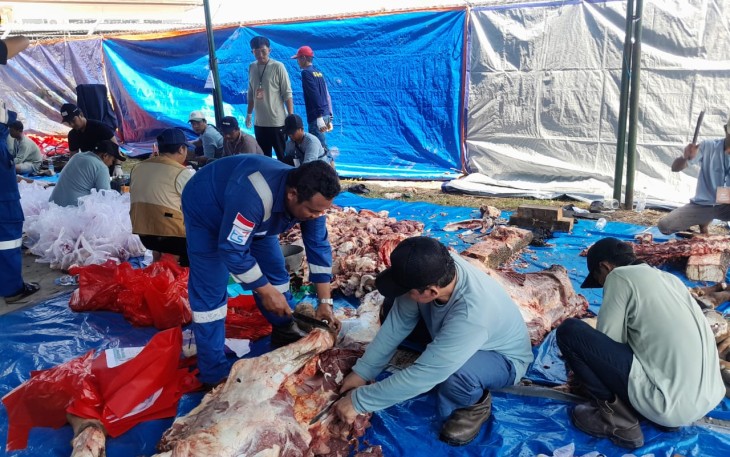 Karyawan PT Pertamina EP Field Cepu dan ADK sedang mempersiapkan daging hewan  kurban di komplek CPP Gundih untuk masyarakat