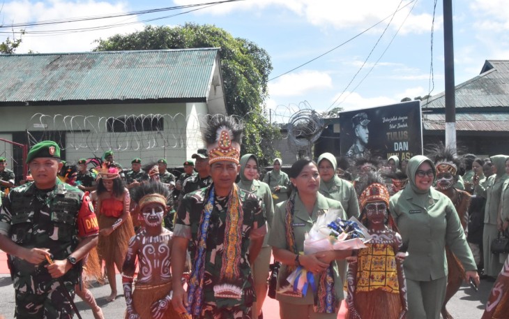 Dandim 1710/Mimika Sambut Kedatangan Danrem 173/PVB Dalam Kunjungan Kerjanya Ke Kodim 1710/Mimika