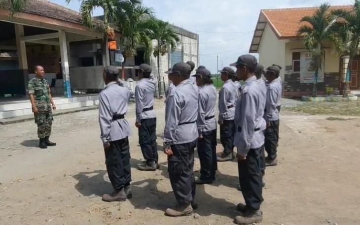 Babinsa Sambirejo Berikan Pelatihan Linmas