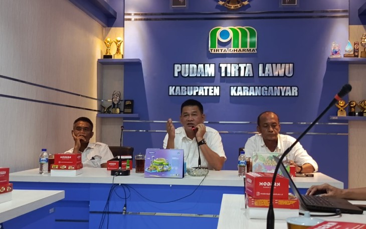 Prihanto (tengah) saat memaparkan capaian kinerja akhir tahun 2024 PUDAM Tirta Lawu Karanganyar, Selasa (31/12/2024)