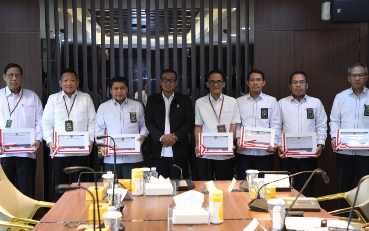 Sekretaris Mahkamah Agung (MA) Sugiyanto, S.H., M.H. secara resmi menyerahkan Daftar Isian Pelaksanaan Anggaran (DIPA) Tahun Anggaran 2025 kepada tujuh satuan kerja Eselon 1 di lingkungan Mahkamah Agung pada Senin, 6 Januari 2025 di ruang rapat Sekretaris MA