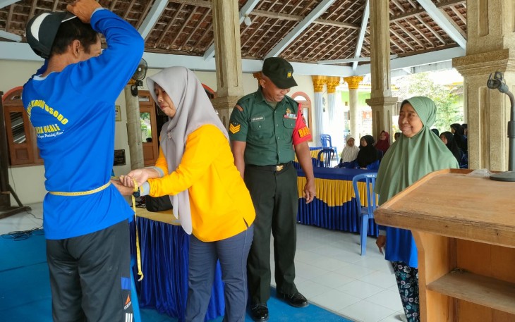 Babinsa Desa Ngale Dampingi Pelayanan Kesehatan Lansia
