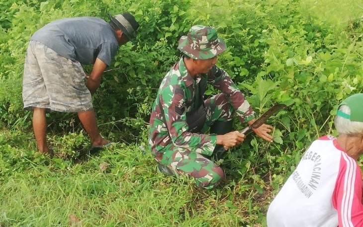 Anggota Koramil 0803/03 Balerejo Bersama Warga Gelar Karya Bakti Bersihkan lingkungan dan Saluran Irigasi