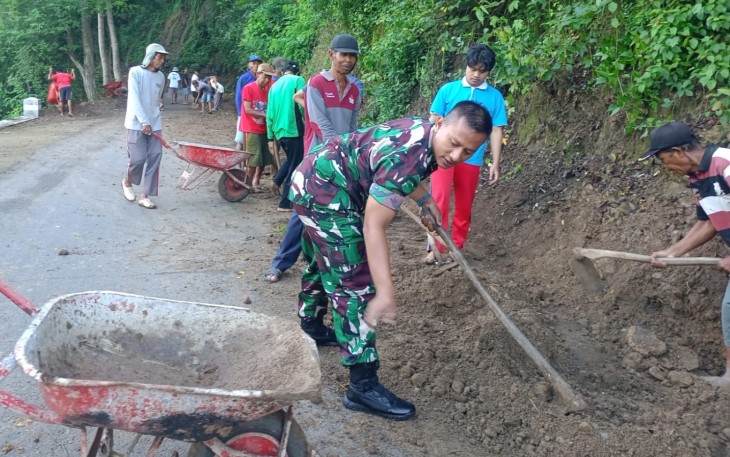 TNI dan Warga Gotong Royong Wujudkan Desa Bersih dan Sehat di Trenggalek