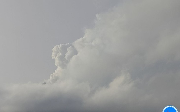 Visual Gunungapi Lewotobi laki-laki pada Sabtu 2 Agustus 2025, pukul 07:28 WITA, dari depan pos PGA Lewotobi laki-laki.  Foto : PVMBG, Badan Geologi, KESDM