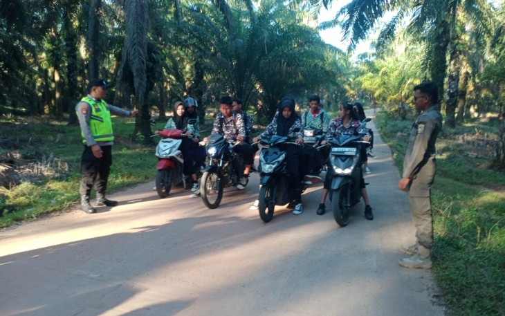 Polsek Belitang III Laksanakan Pengawalan Anak Sekolah