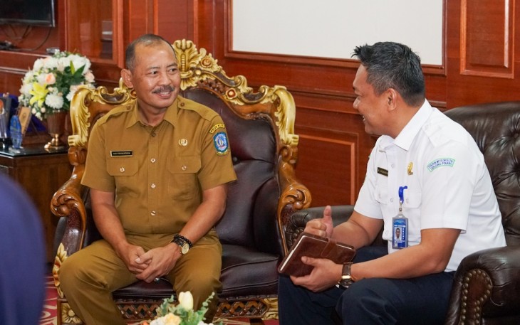 Sekretaris Daerah Provinsi Kepri, Adi Prihantara, saat menerima kunjungan audiensi Direktur Operasi Modifikasi Cuaca BMKG Kepri, Dr. Endarwin, beserta jajaran BMKG Kepri di Ruang Kerja Sekda, Lantai 3, Kantor Gubernur Kepri, Dompak, pada Selasa (14/1).