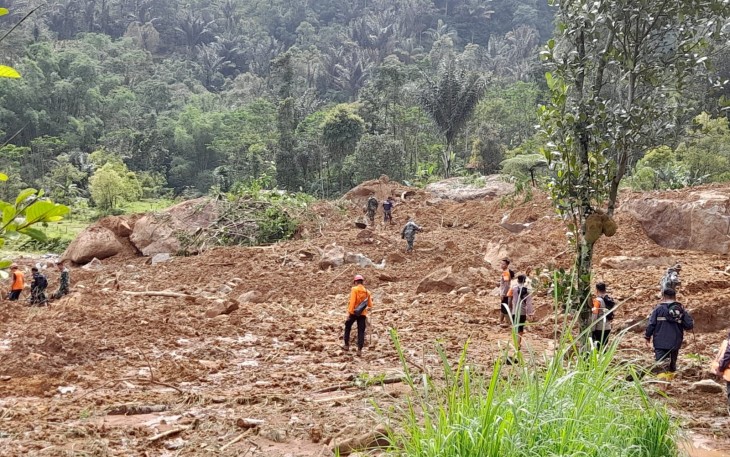 Proses Evakuasi dan Penanganan Bencana Tanah Longsor di Pekalongan
