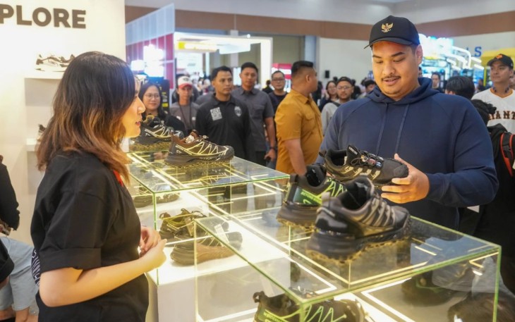 Menpora Dito saat mengunjungi stand Inaspro Sport Complex dalam Jakarta Sneakers Day, di Jakarta, Sabtu (15/2)