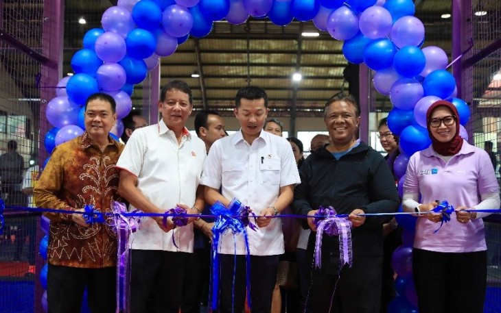 Wamenpora Taufik Hidayat saat menggunting pita resmikan Filari Sport Center di Jakarta, Kamis (27/2)