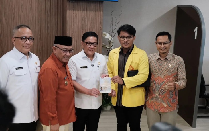 Plt. Dirjen Imigrasi, Kementerian Imigrasi dan Pemayarakatan RI, Saffar Muhammad Godam didampingi Wali Kota Depok, Mohammad Idris menyerahkan paspor kepada perwakilan mahawasiwa Depok di Immigration Lounge, Pesona Square, Depok, Selasa (21/01/25).