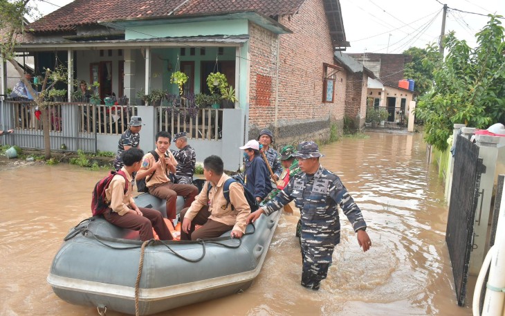 Pangkalan TNI AL (Lanal) Banten dengan segera mengerahkan personelnya melalui Tim Satgas Siaga Bencana untuk membantu proses evakuasi  dan penanganan warga yang terdampak bencana banjir di Kecamatan Cibeber, Kota Cilegon, Provinsi Banten. Kamis (09/01)