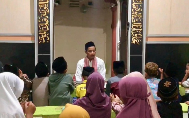 Aiptu Maryono memberikan waktu luangnya untuk mengajar anak-anak mengaji