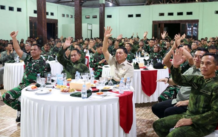 Panglima TNI Jenderal TNI Agus Subiyanto bersama Menteri Pertahanan RI Sjafrie Sjamsoeddin merayakan malam pergantian tahun bersama ribuan prajurit TNI yang bertugas di wilayah Papua, bertempat di Markas Yonif 754/Eme Neme Kangasi, Timika, Papua, Selasa (31/12/2024)