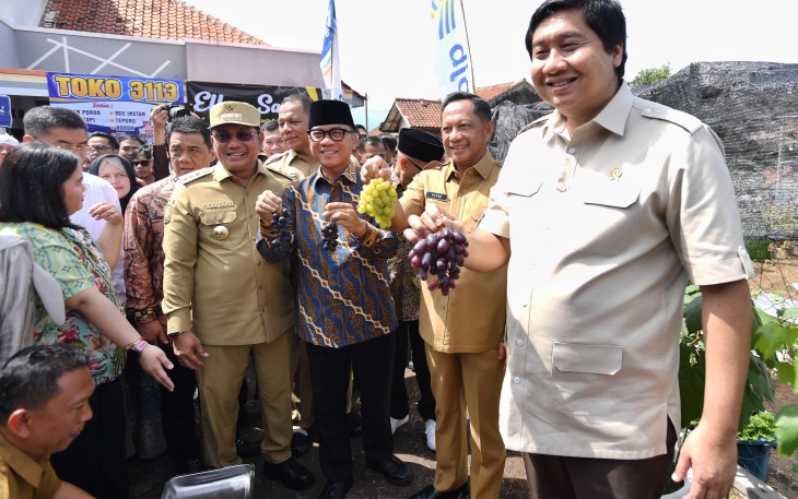 Menteri Desa dan Pembangunan Daerah Tertinggal (Mendes PDT) Yandri Susanto dalam acara Hari Desa Nasional Tahun 2025, di lapangan Kantor Desa Cibeureum Kulon, Kecamatan Cimalaka, Kabupaten Sumedang, Provinsi Jawa Barat, pada Rabu (15/1/2025) 