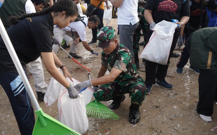 Pangdam IX/Udayana Kerahkan Prajurit Udayana Bersihkan Sampah Laut di Kuta