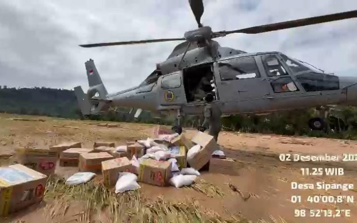 Helikopter TNI AL Turunkan Bantuan untuk Masyarakat di Tapanuli Tengah 
