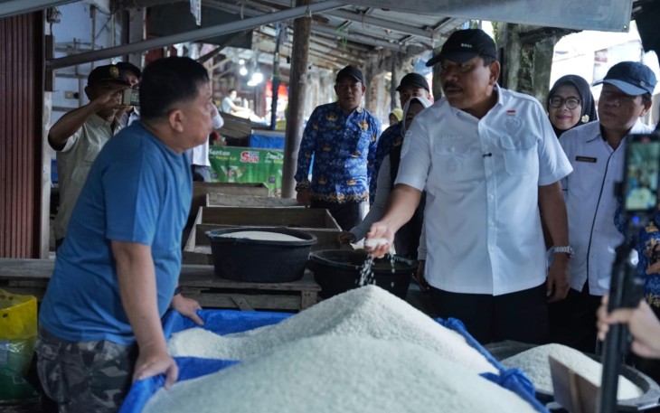 Wakil Gubernur Bengkulu, Mian, melakukan inspeksi mendadak (sidak) harga bahan pokok di Pasar Panorama, Kota Bengkulu, Rabu (17/12)