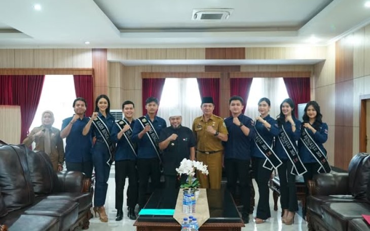  Gubernur Bengkulu, Helmi Hasan, menerima audiensi dari Panitia Pemilihan Bujang Gadis Bengkulu (BGB) Tahun 2025 di Ruang Kerja Gubernur, Lantai III Kantor Gubernur Provinsi Bengkulu, Selasa (15/7/2025)