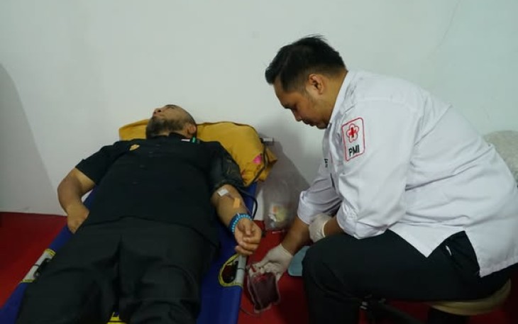 Gubernur Bengkulu, Helmi Hasan Saat Melakukan Donor Darah 