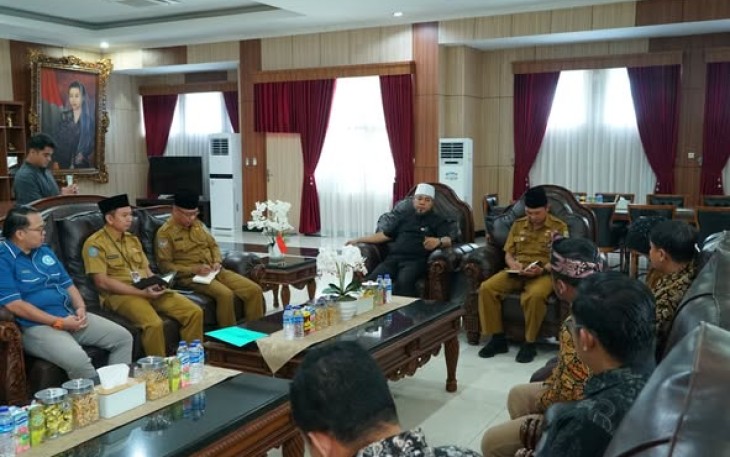  Gubernur Bengkulu Helmi Hasan menerima audiensi pengurus Gerakan Ekonomi Kreatif Nasional (GEKRAFS) DPW Bengkulu di ruang kerjanya, Selasa (15/7)