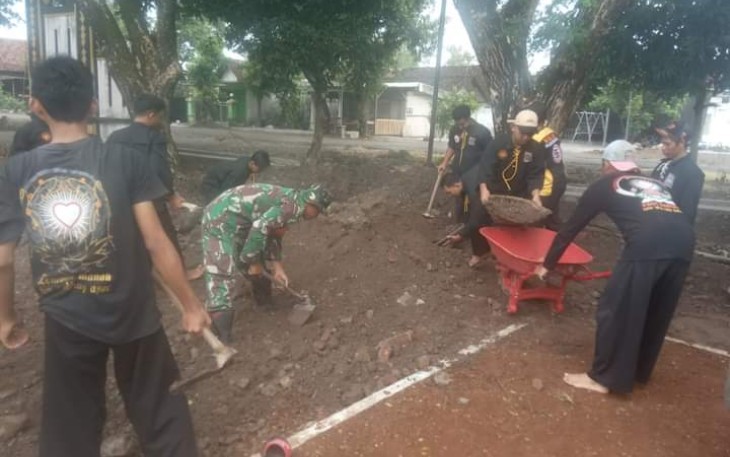 Babinsa Koramil 0803-10/Pilangkenceng Laksanakan Kerja Bakti Bersama Warga