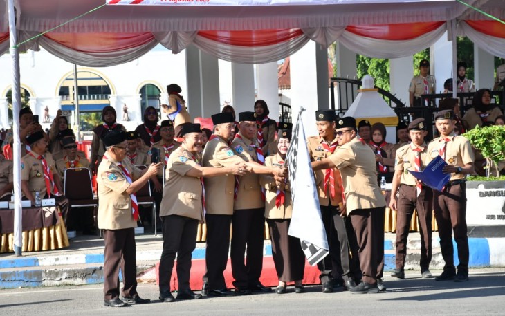 Dandim Ponorogo Hadiri Upacara Pemberangkatan Kirab dan Lomba Defile HUT Pramuka ke 64 Kwarcab Ponorogo