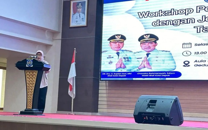 Pj Sekda Kota Depok Nina Suzana saat membuka Kegiatan Pertemuan Kemitraan Bidang Kesehatan di Aula Lantai 10 Gedung Balai Kota Depok, Selasa (25/02/25).