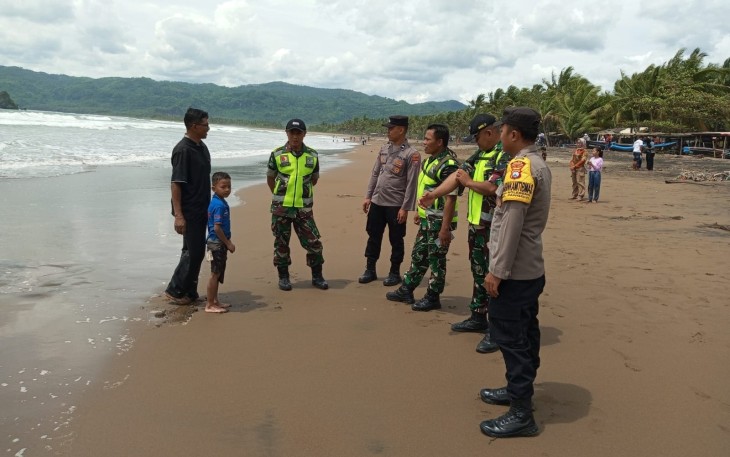 TNI-Polri Gelar Patroli di Pantai Pelang Trenggalek 