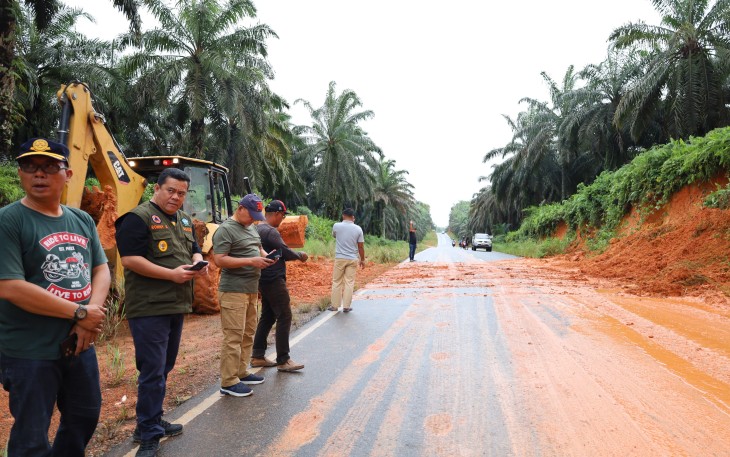 Sekretaris Daerah Kabupaten Bintan Ronny Kartika menghimbau bagi seluruh warga yang akan melintasi jalan Lintas Timur (Lintas Barat Lanjutan) agar lebih berhati-hati