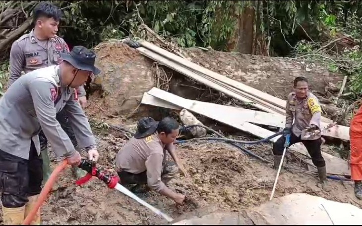 Polres Gunung Mas dan Polsek Kahayan Hulu Utara Evakuasi Korban Longsor
