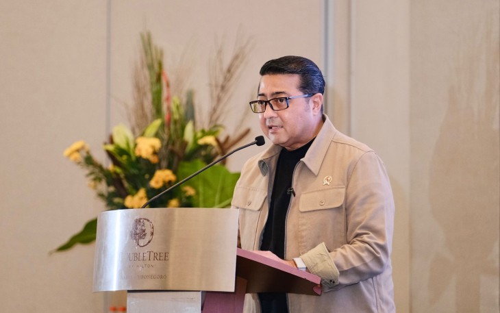 Menteri Ekonomi Kreatif, Teuku Riefky Harsya, menyampaikan keynote speech pada acara BEKUP Accelerate Demo Day 2025 di Double Tree Hilton, Jakarta, Jumat (28/11/2025)
