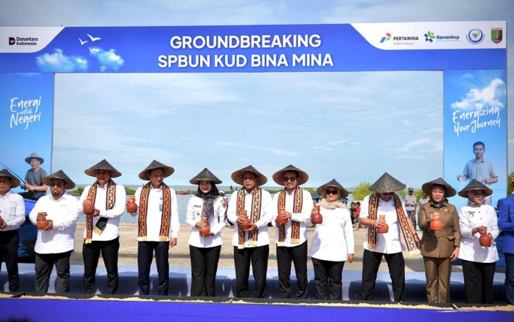 Menteri Koperasi (Menkop) Ferry Juliantono melakukan peletakan batu pertama pembangunan SPBU Nelayan milik KUD Bina Mina, di Labuhan Maringgai, Kabupaten Lampung Timur, Provinsi Lampung, Rabu (12/11)