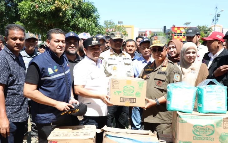 Menteri Dalam Negeri (Mendagri) Muhammad Tito Karnavian meninjau lokasi bencana banjir di Kota Lhokseumawe, Aceh, Minggu (30/11/2025)