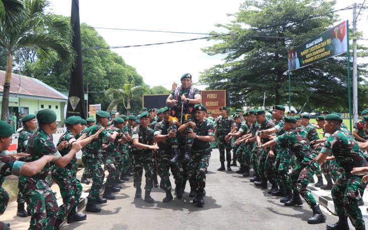 Pangdivif 2 Kostrad Mayjen TNI Susilo didampingi Ibu Ketua Persit KCK Koorcab Divif 2 PG Kostrad ibu dr. Tini Susilo beserta pengurus dan para pejabat utama Divif 2 Kostrad melaksanakan kunjungan kerja ke satuan Yonkes 2/YBH/2 Kostrad yang berlokasi di Ds. Ngijo Kec. Karangploso Kab. Malang dan satuan Yonarmed 1/AY/2/2 Kostrad yang berlokasi di Singosari, Kab. Malang, Jawa Timur, Senin (13/01/2025)