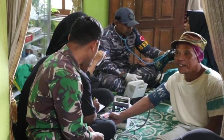 TNI AL Terjunkan Tim Kesehatan Untuk Masyarakat Sekitar Terjadinya Bencana Longsor di Pekalongan 
