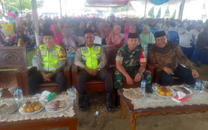 Kanit Binmas dan Bhabinkamtibmas Polsek Belitang III saat Hadiri Isra Mi'raj Nabi Muhamad Saw 1446 H