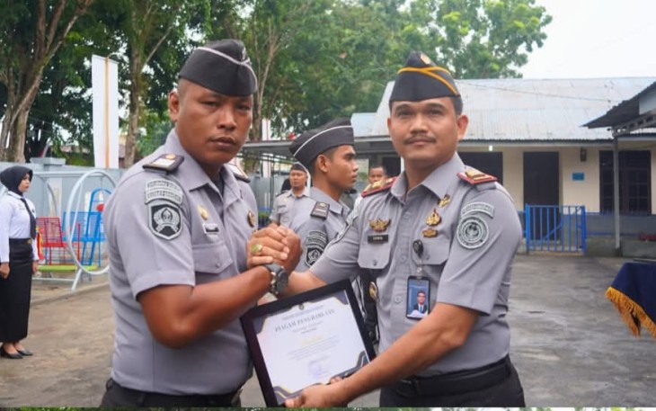 Pegawai Teladan Rutan Pangkalan Brandan Terima Piagam Penghargaan
