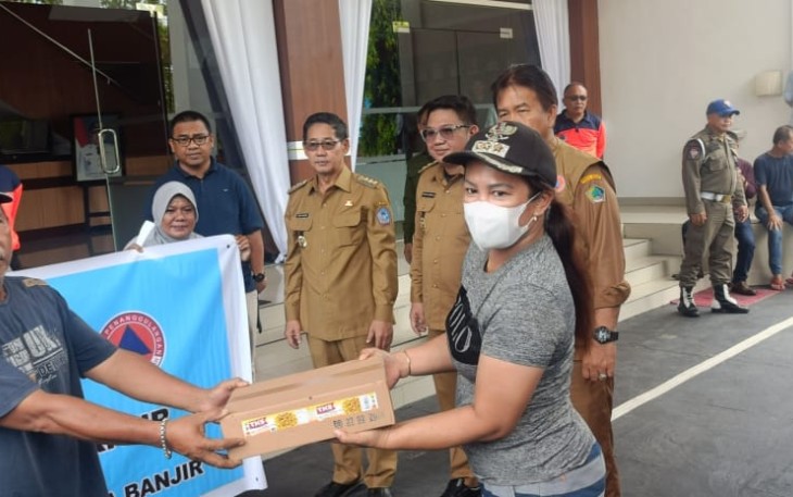 Walikota Bitung, Hengky Honandar bersama Wakil Walikota Bitung, Randito Maringka saat menyaksikan penyaluran bantuan gubernur Sulut bagi warga terdampak banjir