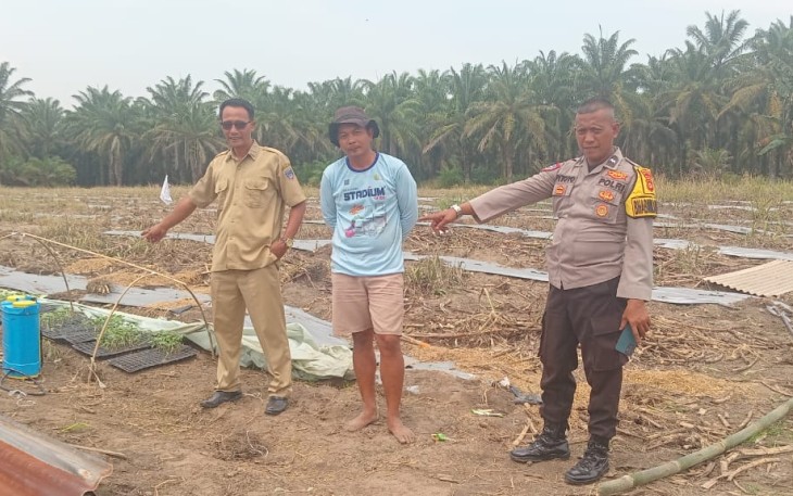 Personel Polsek Belitang III Melaksanakan Pendampingan Pengecekan Lahan Warga 