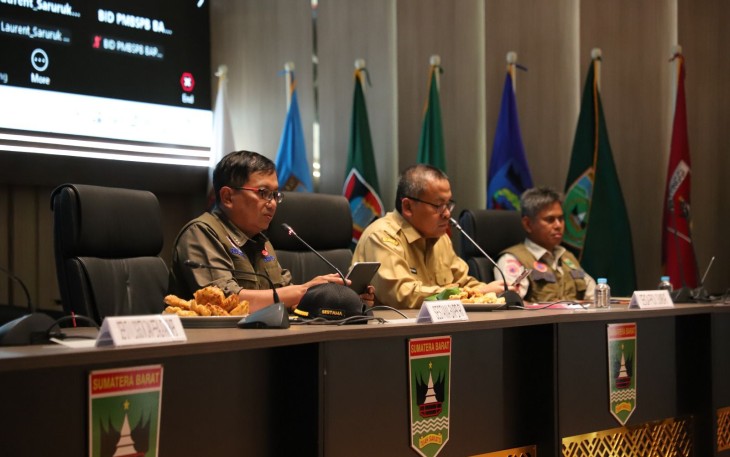Sekretaris Utama BNPB, Dr. Rustian, memimpin Rapat Percepatan Rehabilitasi dan Rekonstruksi pascabanjir bandang dan tanah longsor di Sumatera Barat, di aula kantor Gubernur Sumatera Barat, Selasa (16/12)