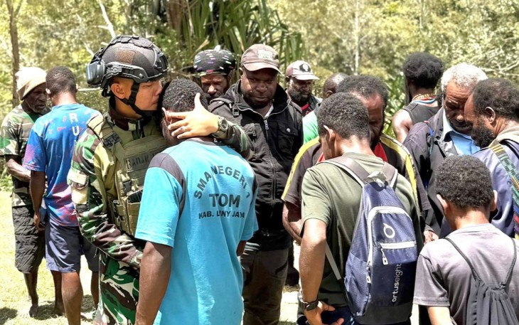 Tangis Haru Warga Distrik Malagai di Bahu Prajurit Badak Hitam