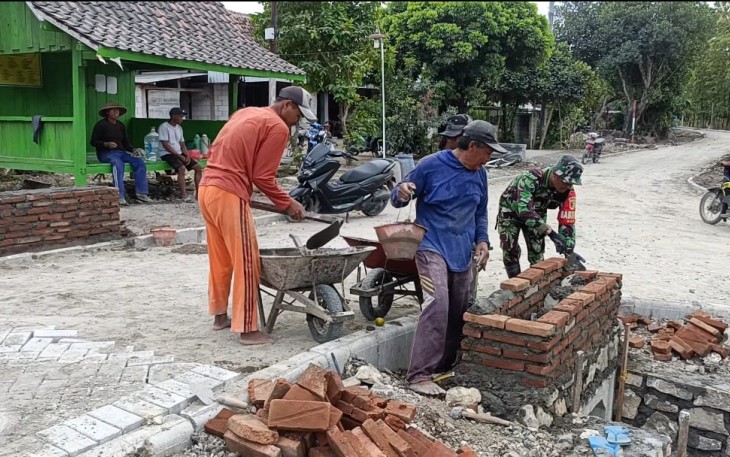 Babinsa Bringin dan Warga Bahu membahu Bangun Gapura Desa