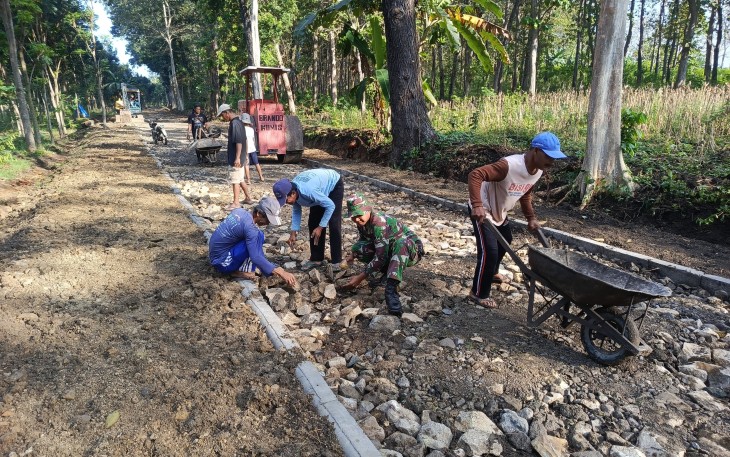 Babinsa Bringin Kerja Bakti Bersama Warga Perbaiki Jalan Penghubung Antar Dusun