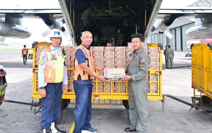 anud Husein Sastranegara dan Masyarakat Kota Bandung Salurkan Bantuan Bencana ke Aceh dan Sumatera Mengunakan Pesawat TNI AU
