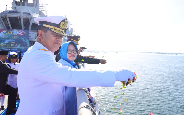 Pangkoarmada III saat tabur bunga di atas kapal perang menjadi simbol penghormatan yang mendalam terhadap pengorbanan para prajurit Jalasena.