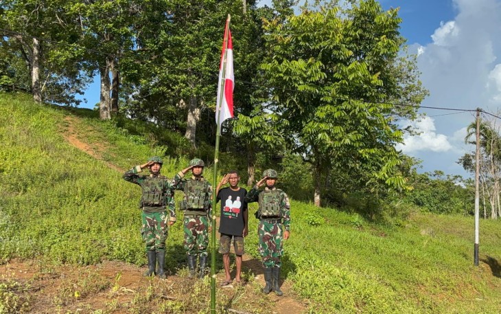 Satgas Yonif 126/KC dan Warga Bersatu Kibarkan Semangat Merah Putih