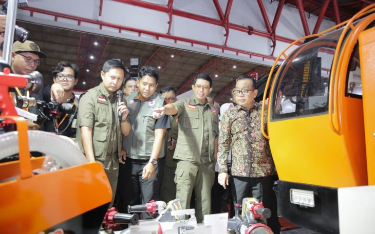 Kepala BNPB Letjen TNI Dr. Suharyanto, S. Sos., M.M. (kemeja dan rompi hijau) saat menghadiri pembukaan  Emergency Disaster Reduction & Rescue Expo (EDRR) bertempat di Hall A JIEXpo Kemayoran, Jakarta pada Rabu (13/8)