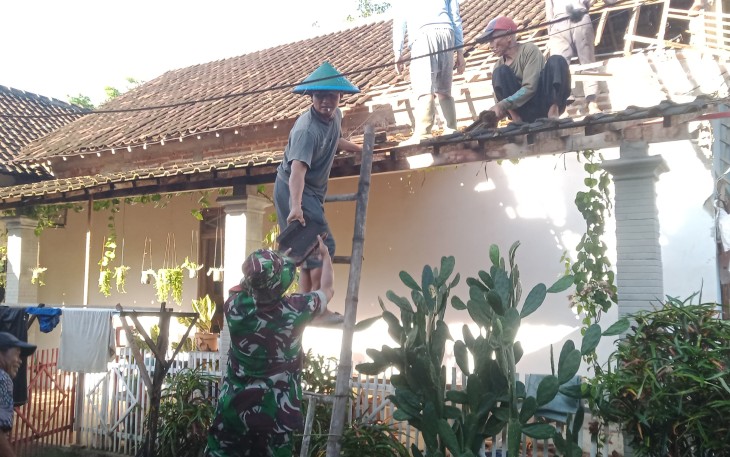 Babinsa Desa Banjarsari Wetan saat Bantu Warga Renovasi Rumah