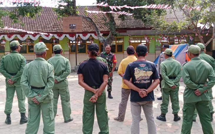 Babinsa Desa Mruwak Berikan Pelatihan Bagi Linmas